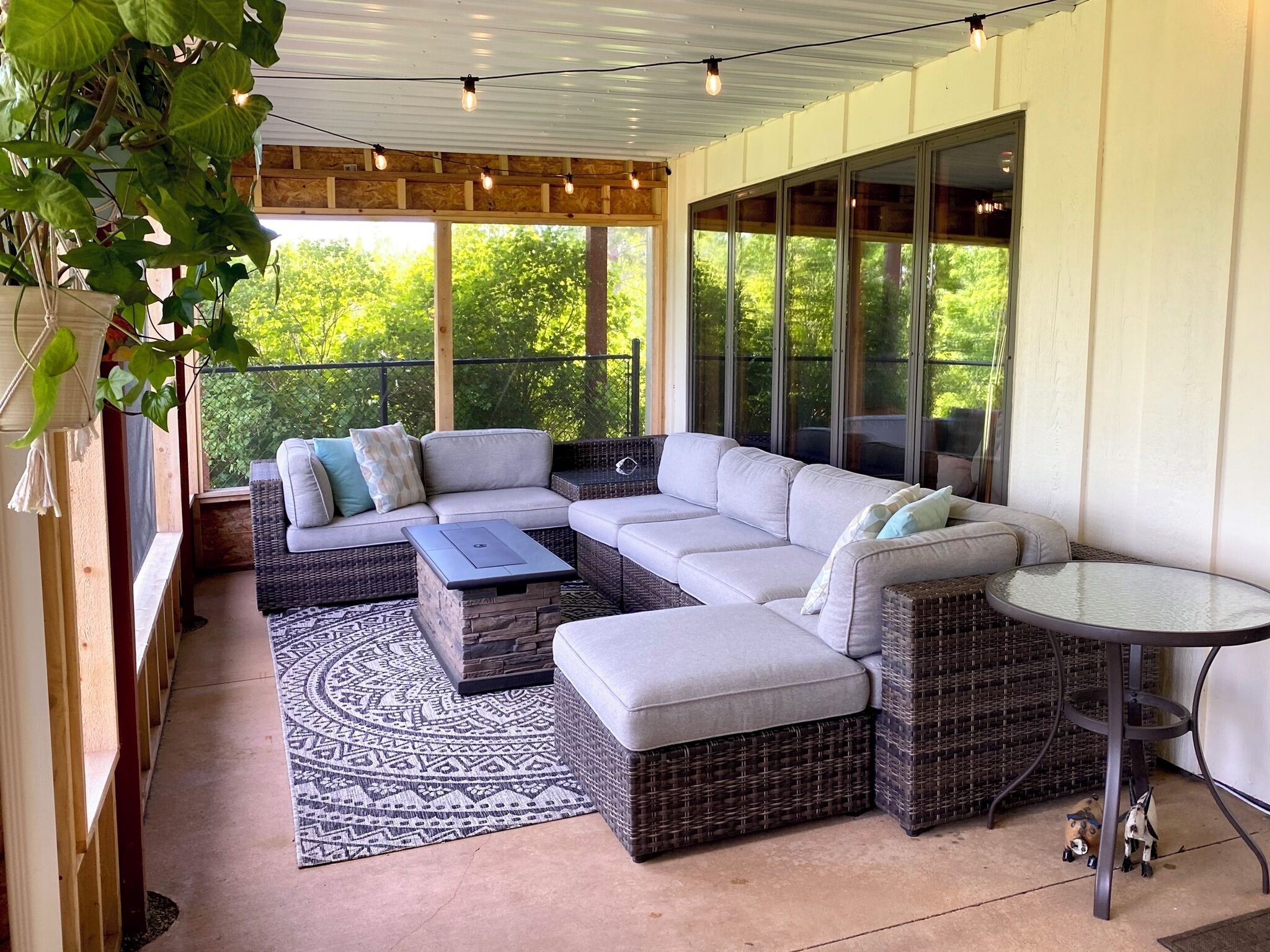 TV connectée, livres, écrans d'ordinateur