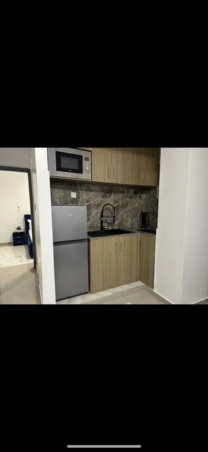 Fridge, microwave, oven, coffee/tea maker - Résidence les Cottages en Plein Cœur de Bonamoussadi (Douala)