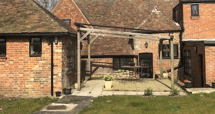 A fabulous Grade II listed converted 14th Century pub. Child and pet friendly