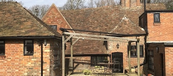 A fabulous Grade II listed converted 14th Century pub. Child and pet friendly