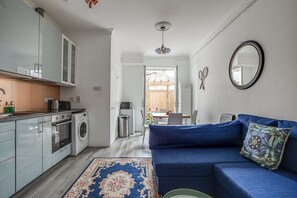 Smart TV - Bright 2BR + Patio 25mins from Central Museums (London)