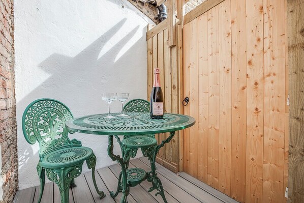 Outdoor dining - Bright 2BR + Patio 25mins from Central Museums (London)