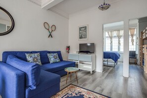 Smart TV - Bright 2BR + Patio 25mins from Central Museums (London)