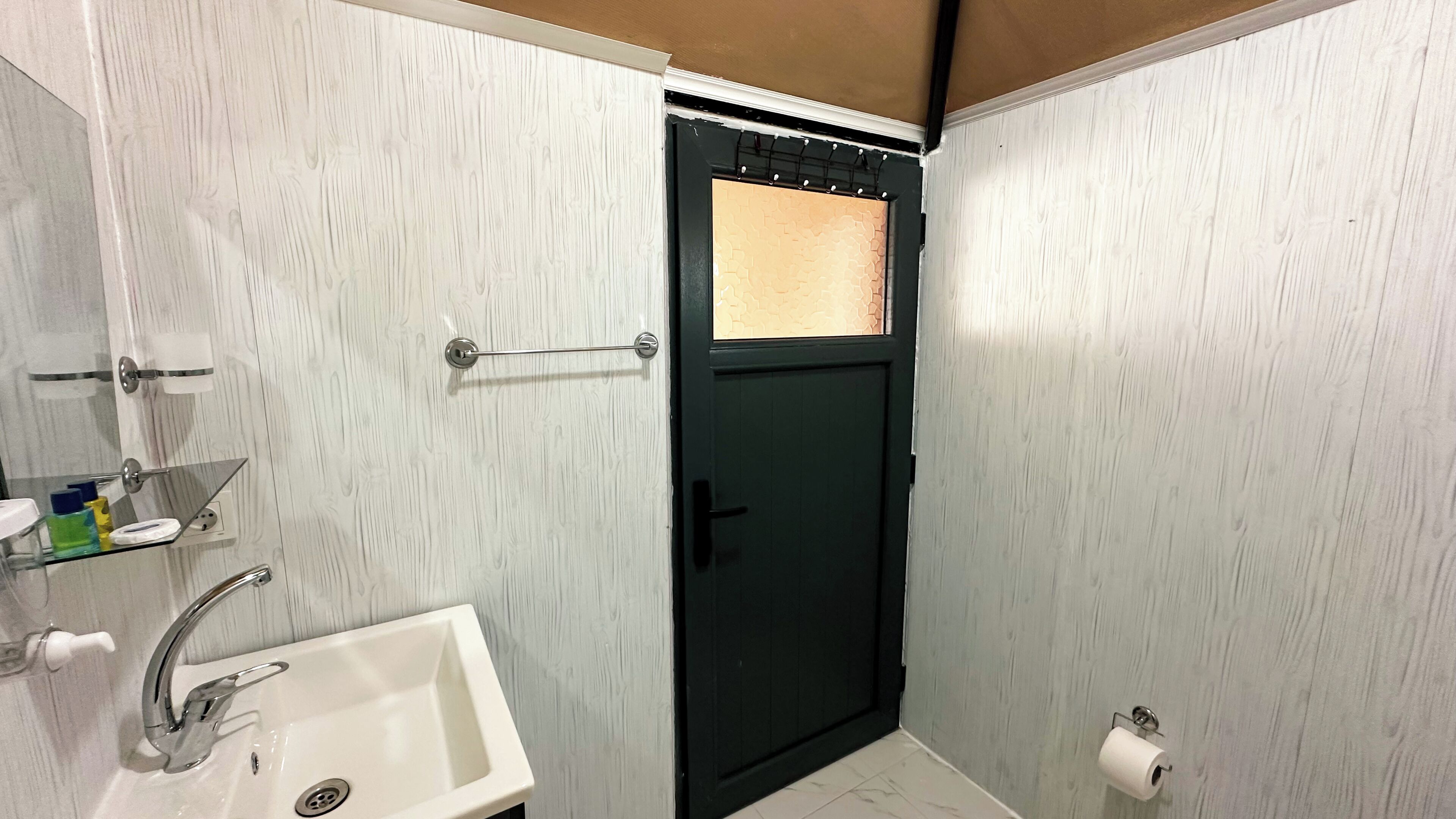 Classic Triple Room | Bathroom | Shower, towels, soap, toilet paper