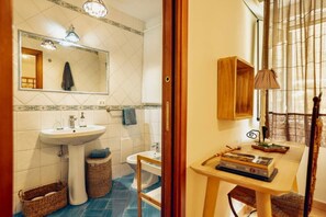 Shower, hair dryer, bidet, towels - The Little House in Napoli (Napoli)