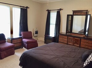 4 bedrooms, desk, iron/ironing board, free WiFi