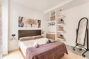 2 soverom, skrivebord, strykejern/-brett og reiseseng for barn