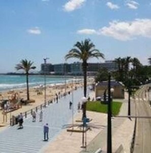 Chaises longues, serviettes de plage
