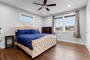 5 bedrooms, desk, travel crib, free WiFi - Columbia Falls Retreat near Flathead River and Glacier National Park (Columbia Falls)