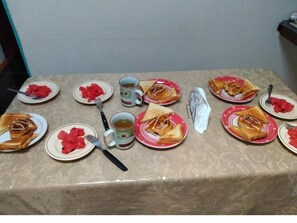 Desayuno con opciones de la cocina local incluido todos los días 