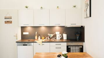 Kühlschrank, Mikrowelle, Ofen, Herdplatte