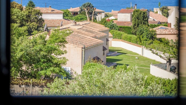 A coastal residential area with houses, a clear sky, and the sea in the background. - Rena Bianca, 25 m2, 6 min walk to the beach! (Coggia)
