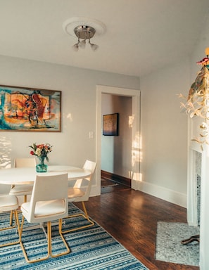 Dining - Bright, Cozy, Artistic Victorian.  Walking distance to Downtown and The Falls! (Niagara Falls)
