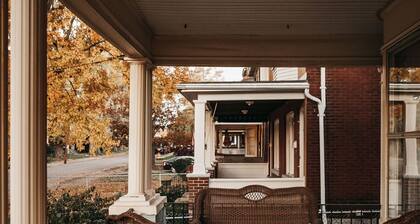 Bright, Cozy, Artistic Victorian. Walking distance to Downtown and The Falls!