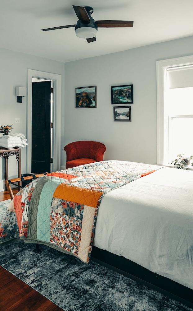 Bright, Cozy, Artistic Victorian. Walking distance to Downtown and The