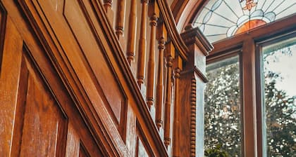 Bright, Cozy, Artistic Victorian. Walking distance to Downtown and The Falls!