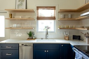 Private kitchen - NEW Modern Guest House in Southside (Chattanooga)
