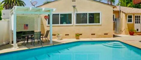 حمّام سباحة خارجي