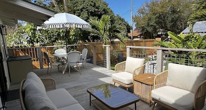 Charming 1920s Bungalow- stay where HGTV's Hometown Takeover stayed!