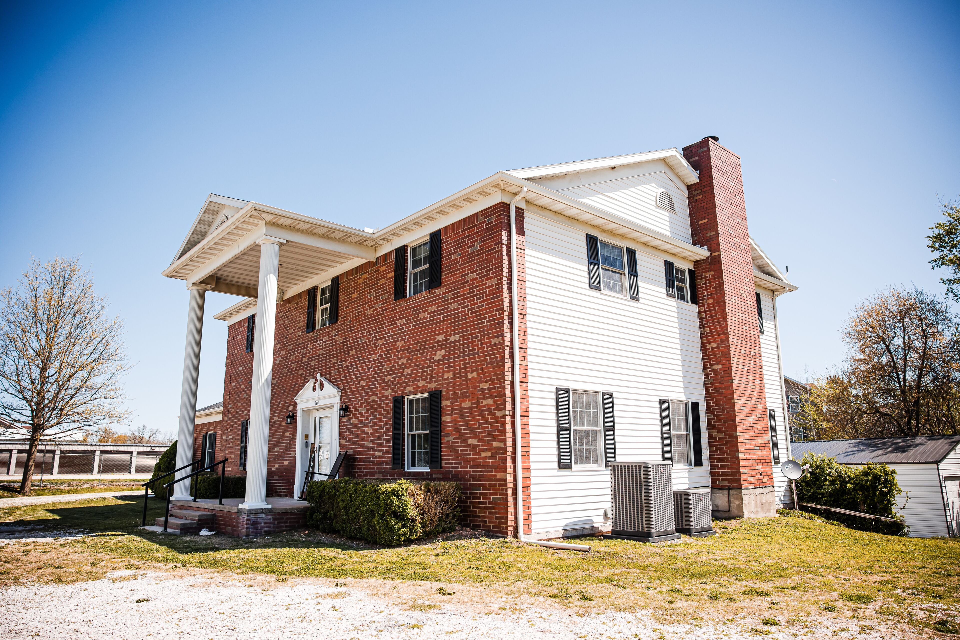 Spacious Home near MSSU College, Sleeps 21, Games, Cornhole, Large Kitchen