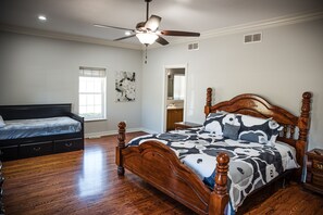 4 chambres, bureau, fer et planche à repasser, accès au Wi-Fi (inclus)