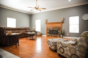 Smart TV, computer monitors - Spacious Home near MSSU College, Sleeps 21, Games, Cornhole, Large Kitchen (Joplin)