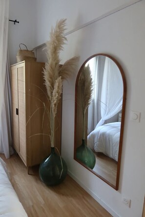 4 bedrooms, desk, iron/ironing board, WiFi