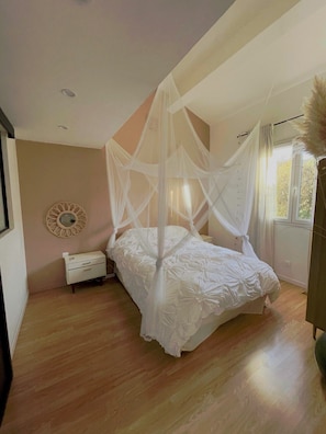 4 habitaciones, escritorio, tabla de planchar con plancha y wifi