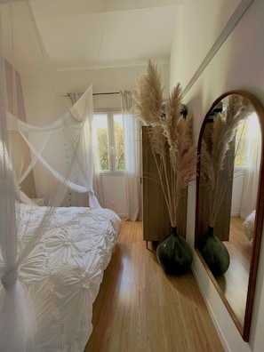 4 bedrooms, desk, iron/ironing board, WiFi