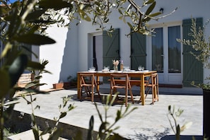 Outdoor dining - Villa Les Oliviers - à 15 Minutes des Gorges du Verdon & des Lacs (La Verdiere)