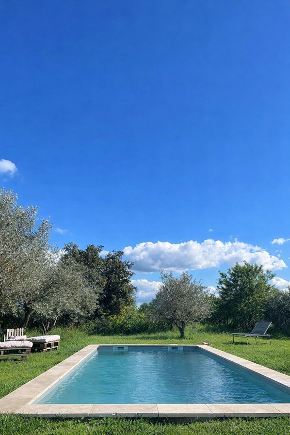 Una piscina al aire libre