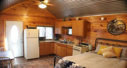 Little Country Cabin near Waco Surf
