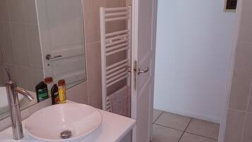Haartrockner, Handtücher, Seife, Toilettenpapier