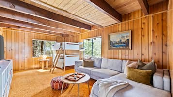 Smart-tv, een open haard en boeken