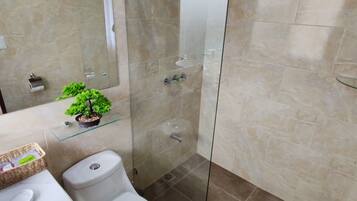 Douche, sèche-cheveux, serviettes fournies, shampoing