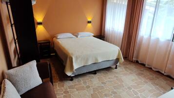 1 chambre, coffres-forts dans les chambres, fer et planche à repasser