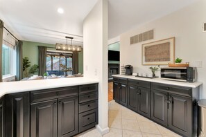 Fridge, microwave, oven, stovetop - Poconos FUN! Hot Tub, Fire Pit, Game Room, Arcade (East Stroudsburg)