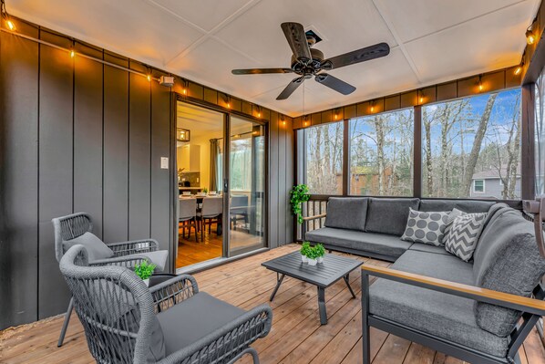 Smart TV, fireplace, video games, foosball - Poconos FUN! Hot Tub, Fire Pit, Game Room, Arcade (East Stroudsburg)