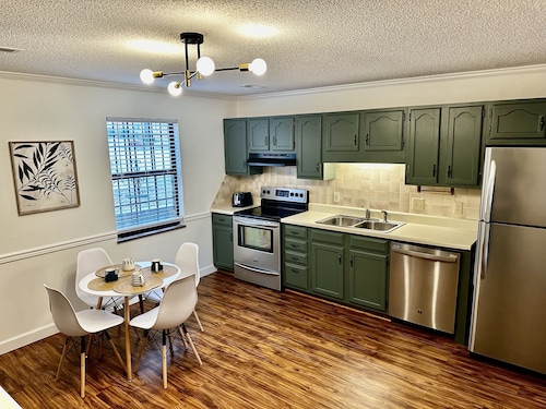 Spacious 2 Bed, 1.5 Bath Condo. Safe, Clean & Stylish 4.3 miles to Downtown/UT 