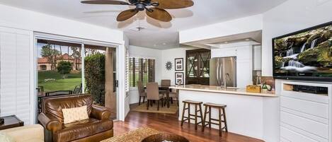 Télévision, lecteur de DVD, livres