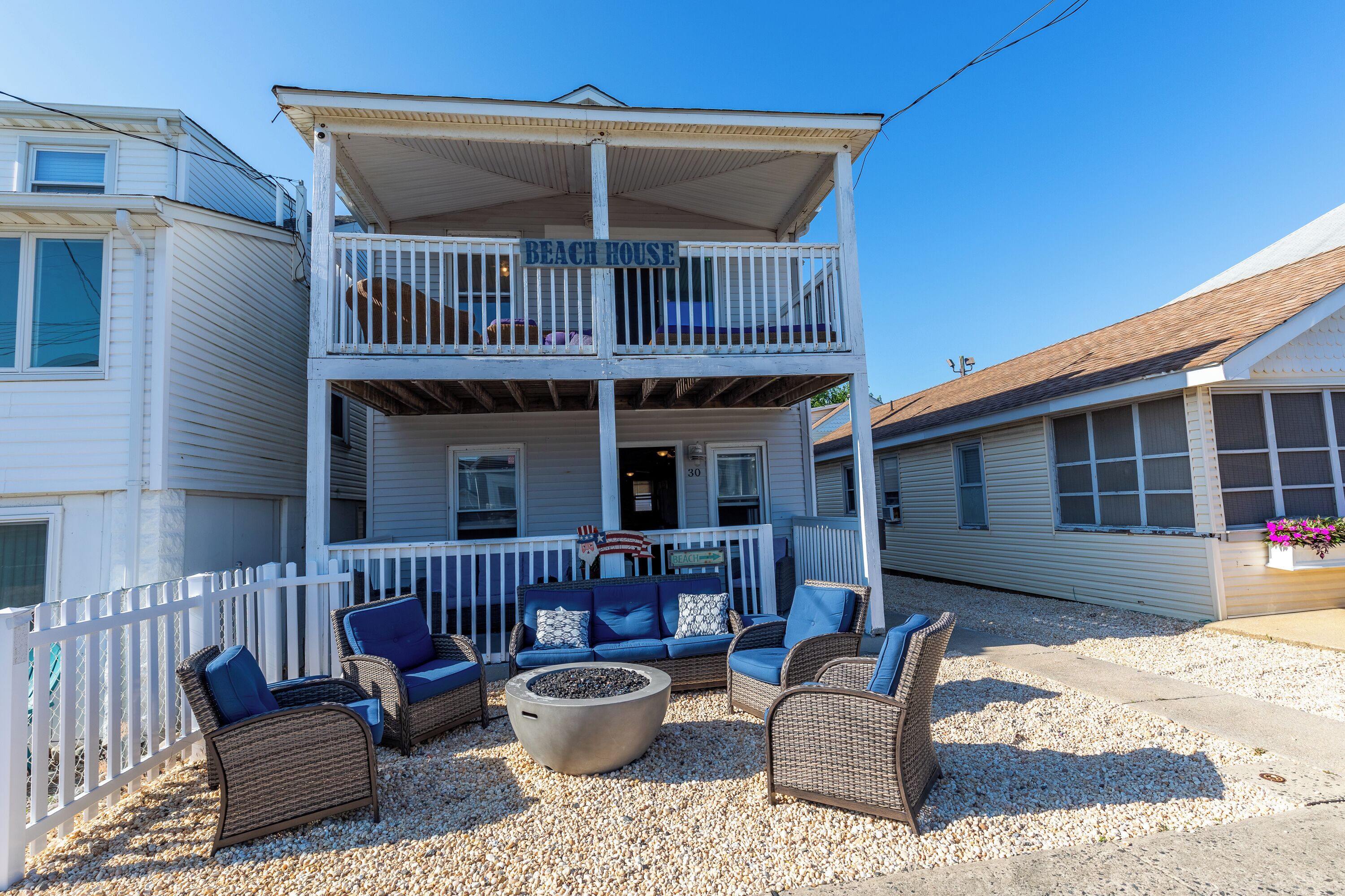 SEASIDE SUMMER BEACH RENTAL - FIRST FLOOR. PET FRIENDLY. DISCOUNTS AVAILABLE.