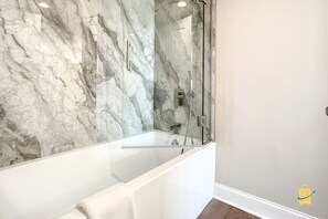 Apartamento, varias camas, vistas al mar | Baño