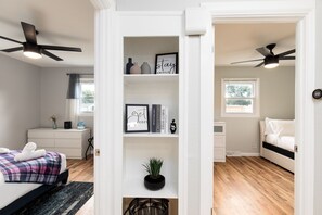 3 sovrum, skrivbord, strykjärn/strykbräda och resesäng