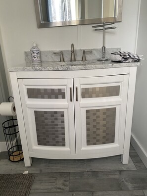 Shower, hair dryer, towels, soap - Hershey Kiss Home (Hershey)