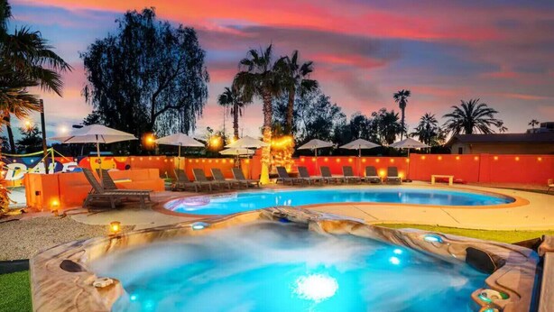 A swimming pool with hot tubs, lounge chairs, and umbrellas. - Heated Pool, Volleyball, Pickleball, Hot Tub! Oasis Resort (Scottsdale)