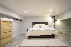 1 室のベッドルーム、デスク、アイロン / アイロン台、WiFi (無料)