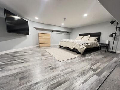 Modern Studio Duplex -15 min to Beach