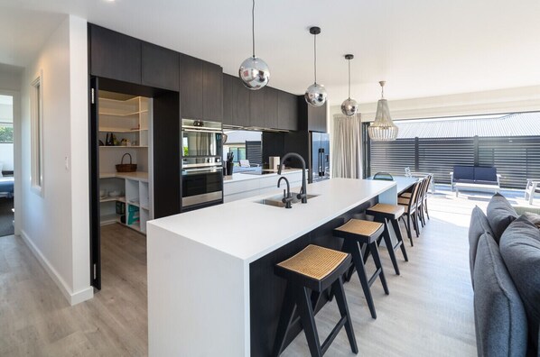 Refrigerador, microondas, horno, placa de cocina