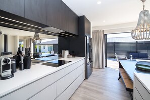 Refrigerador, microondas, horno, placa de cocina