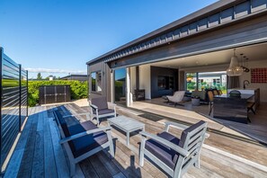 Outdoor dining - Vinebox On Wilson, Martinborough (Martinborough)